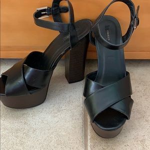 Black leather and Wood pumps